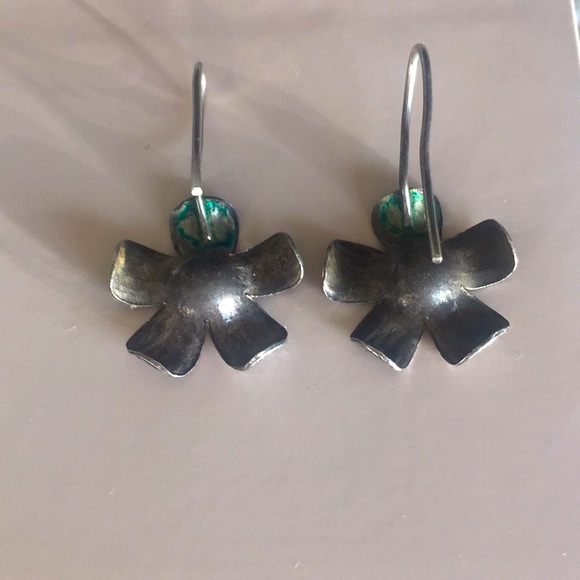 Silver Flower Pierced Earrings, Cute & Classic - Picture 6 of 8